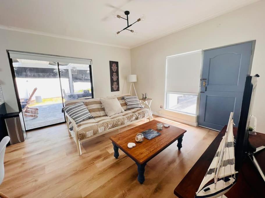 Adorable 2 Bedroom Cottage With Spacious Veranda เฮอร์มานุส ภายนอก รูปภาพ
